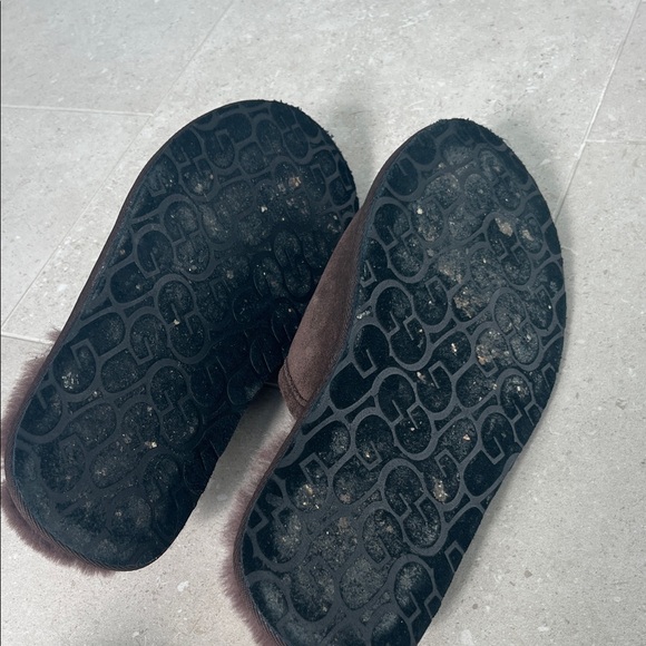 UGG Slippers - Picture 4 of 4